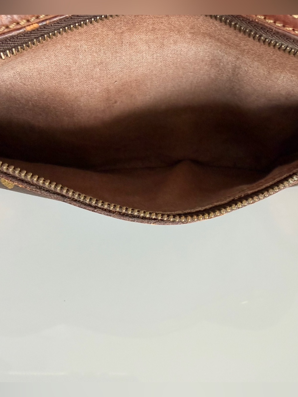 Louis Vuitton - Picture 7 of 14